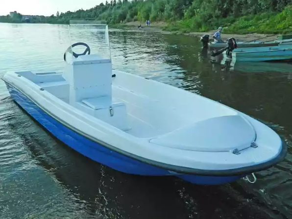 Стеклопластиковая лодка Пингвин с консолью (тримаран) в Ставрополе
