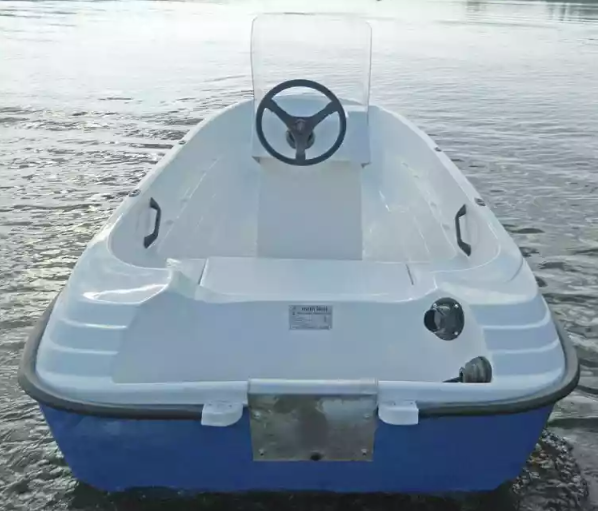 Стеклопластиковая лодка Пингвин с консолью (тримаран) в Ставрополе