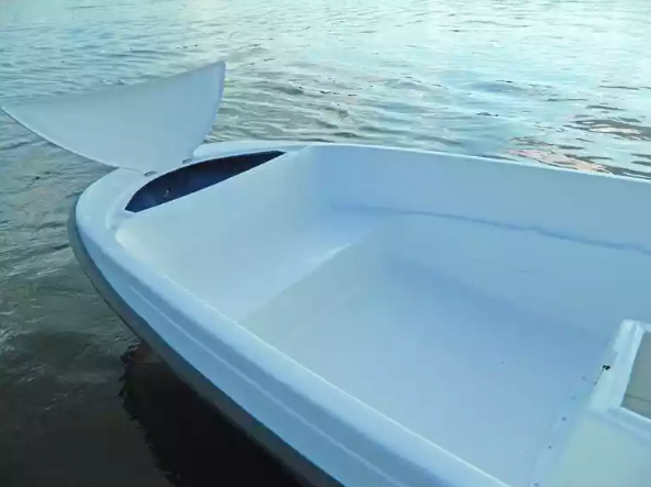 Стеклопластиковая лодка Пингвин с консолью (тримаран) в Ставрополе