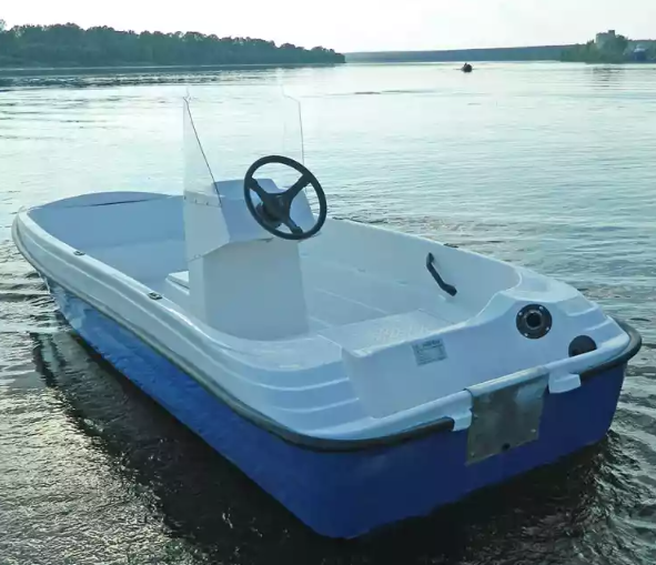Стеклопластиковая лодка Пингвин с консолью (тримаран) в Ставрополе
