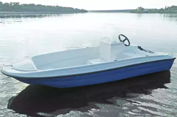 Стеклопластиковая лодка Пингвин с консолью (тримаран) в Ставрополе