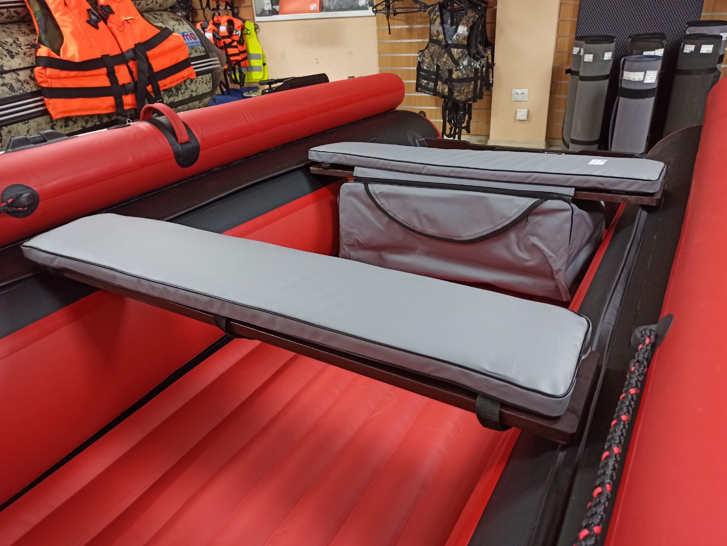 КОМПЛЕКТ МЯГКИХ НАКЛАДОК С СУМКОЙ ДЛЯ ЛОДОК 110Х20 СЕРЫЙ в Ставрополе