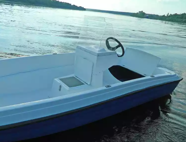 Стеклопластиковая лодка Пингвин с консолью (тримаран) в Ставрополе