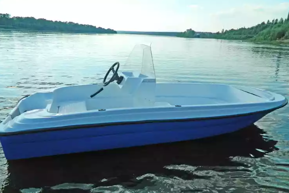 Стеклопластиковая лодка Пингвин с консолью (тримаран) в Ставрополе