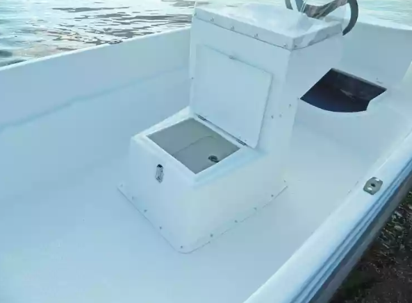Стеклопластиковая лодка Пингвин с консолью (тримаран) в Ставрополе