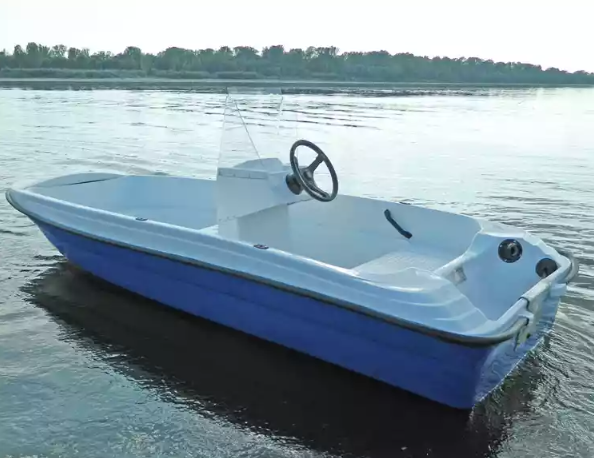 Стеклопластиковая лодка Пингвин с консолью (тримаран) в Ставрополе
