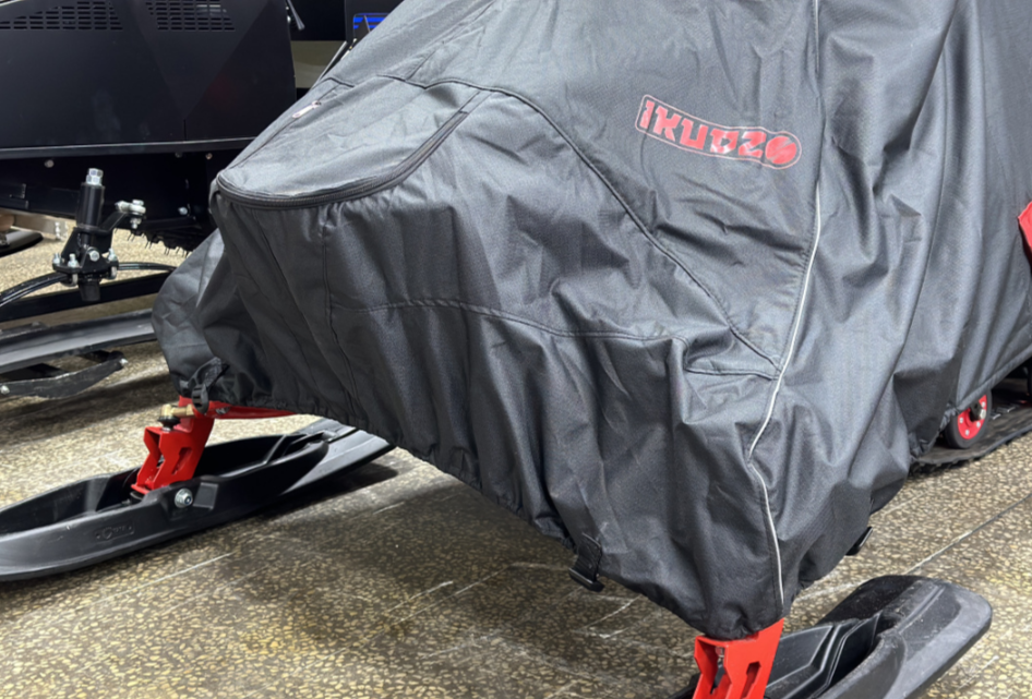 Чехол транспорт. снегохода IKUDZO HUNTER черно-красный Оксфорд ПРЕМИУМ качества с лого IKUDZO в Ставрополе