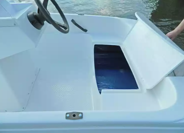 Стеклопластиковая лодка Пингвин с консолью (тримаран) в Ставрополе