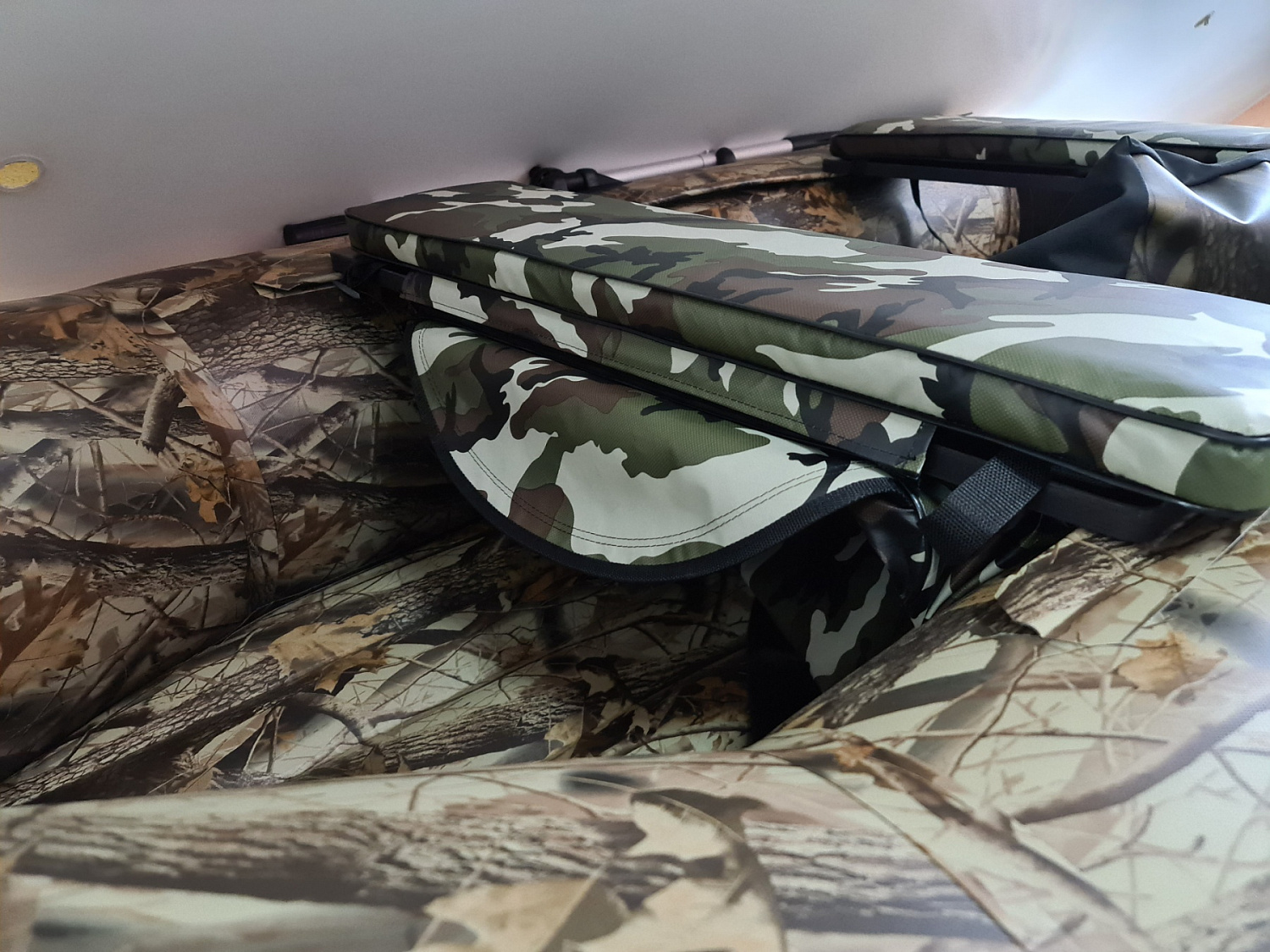 КОМПЛЕКТ МЯГКИХ НАКЛАДОК С СУМКОЙ ДЛЯ ЛОДОК 105Х20 КАМУФЛЯЖ в Ставрополе